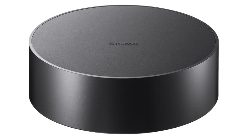 Metal lens cap available (sold separately)