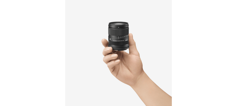Exceptionally compact and lightweight body ideal for mirrorless cameras